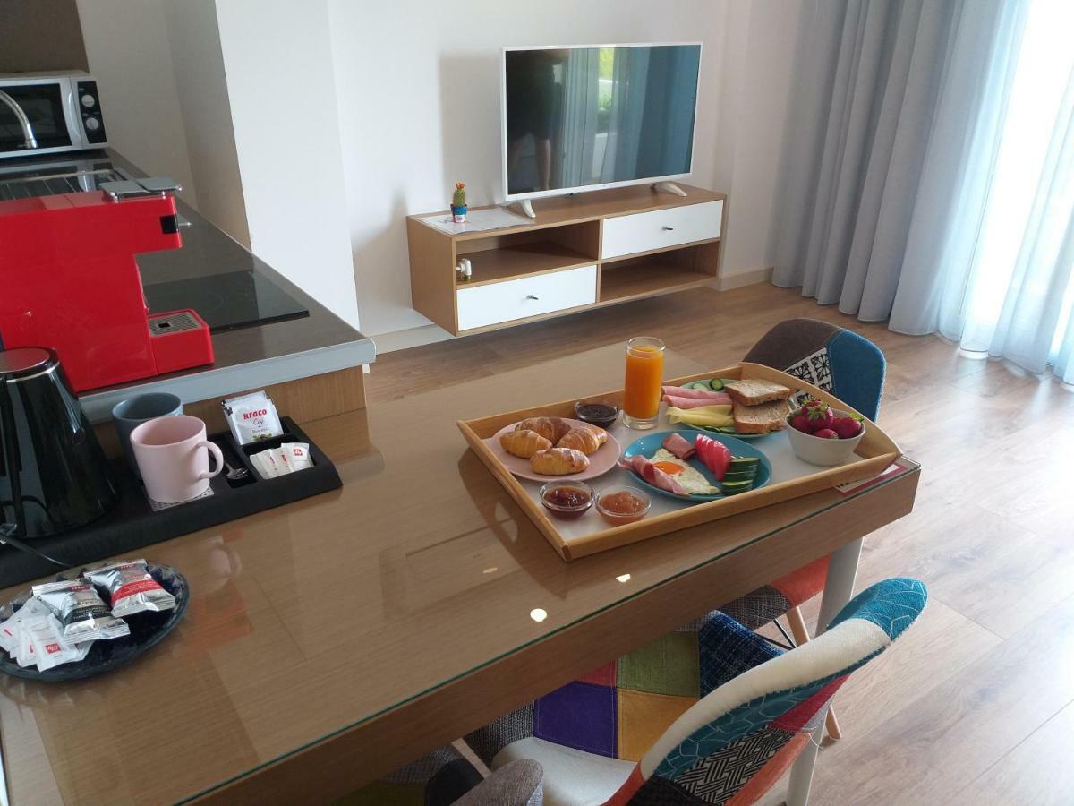 Rustemi Aparthotel Sarandë Exteriör bild